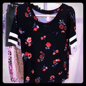 Women’s t-shirt blouse top. Black floral. Large